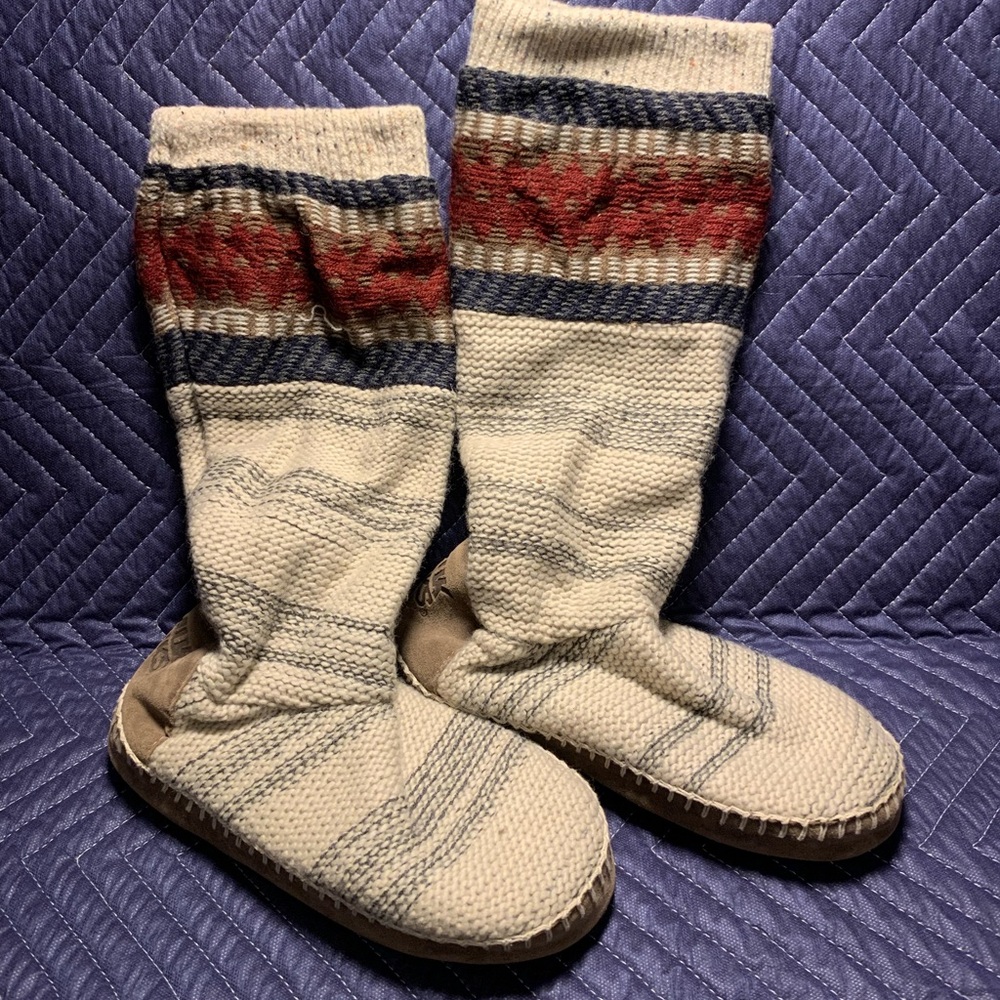Muk Luks Women’s Size 8-9 Cream and Red Ankle Boots